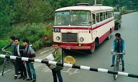 老照片！1990年的北京繁华街头景象，你还记得这些场景吗？