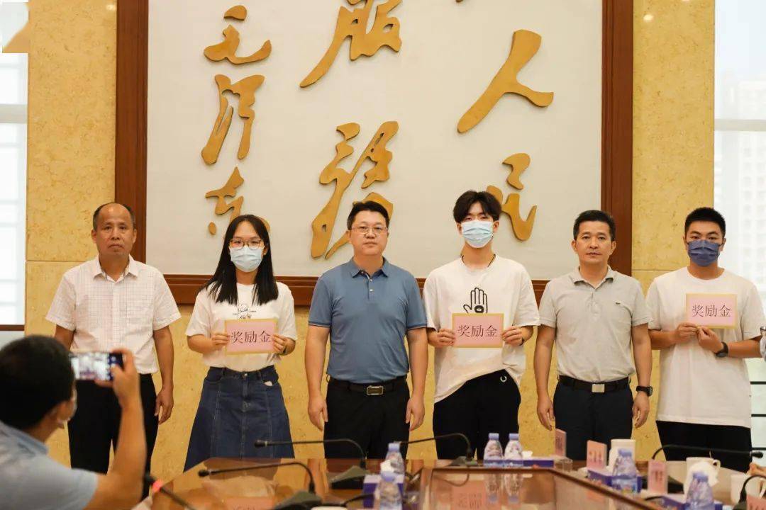 随后,唐高杰,曾健锋,李艺震等镇领导分别为12名受