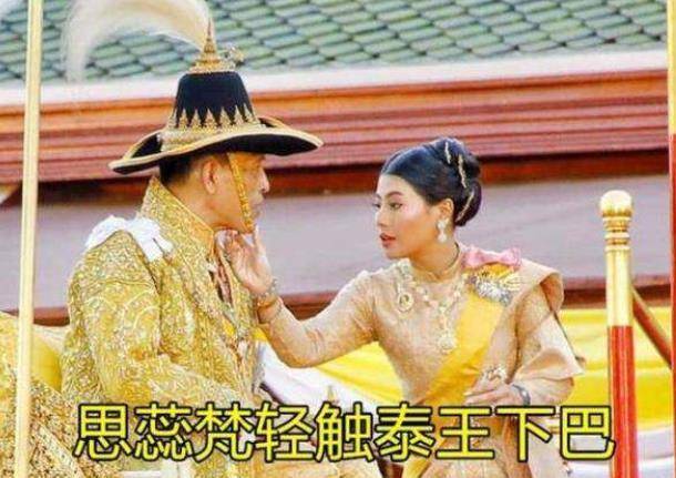 33岁泰国公主排场大！大皇宫祈福前簇后拥，年迈侍卫匍匐跪拜