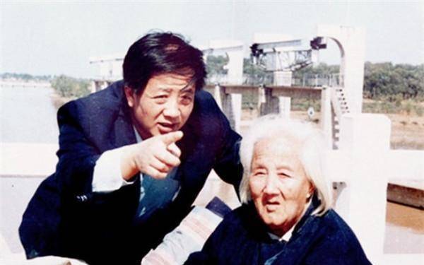 1994年11月29日,坐在车中的孔繁森长舒一口气,他