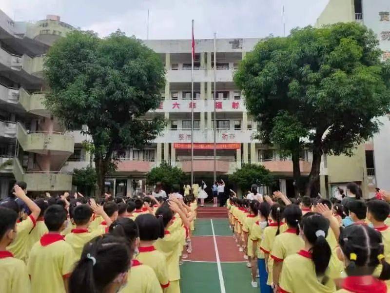 东晖小学学生在心愿墙上写上新学年愿望.