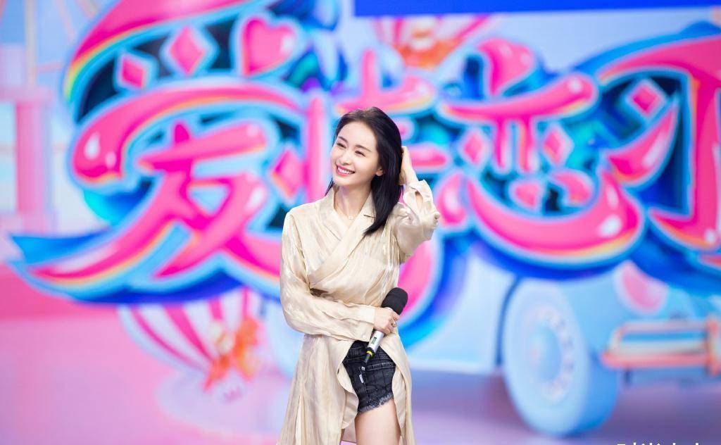 王子文不愧是常年米乐M6 M6米乐练瑜伽的人穿热裤+高筒靴也太抢镜了(图9)