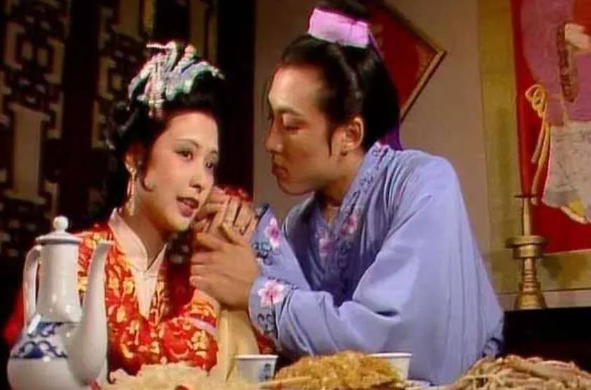 贾珍的父亲贾敬去世,宁国公府中办丧事,尤老娘自然带着三个女儿打理