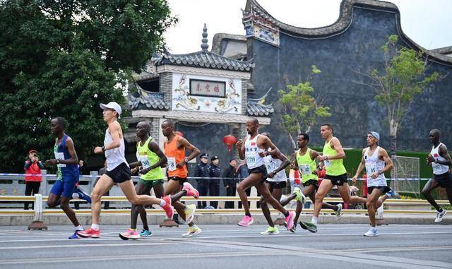 米乐M6 M6米乐跑马拉松被子弹击中头部他误以为是石头顶着“大包”跑完全程(图5)