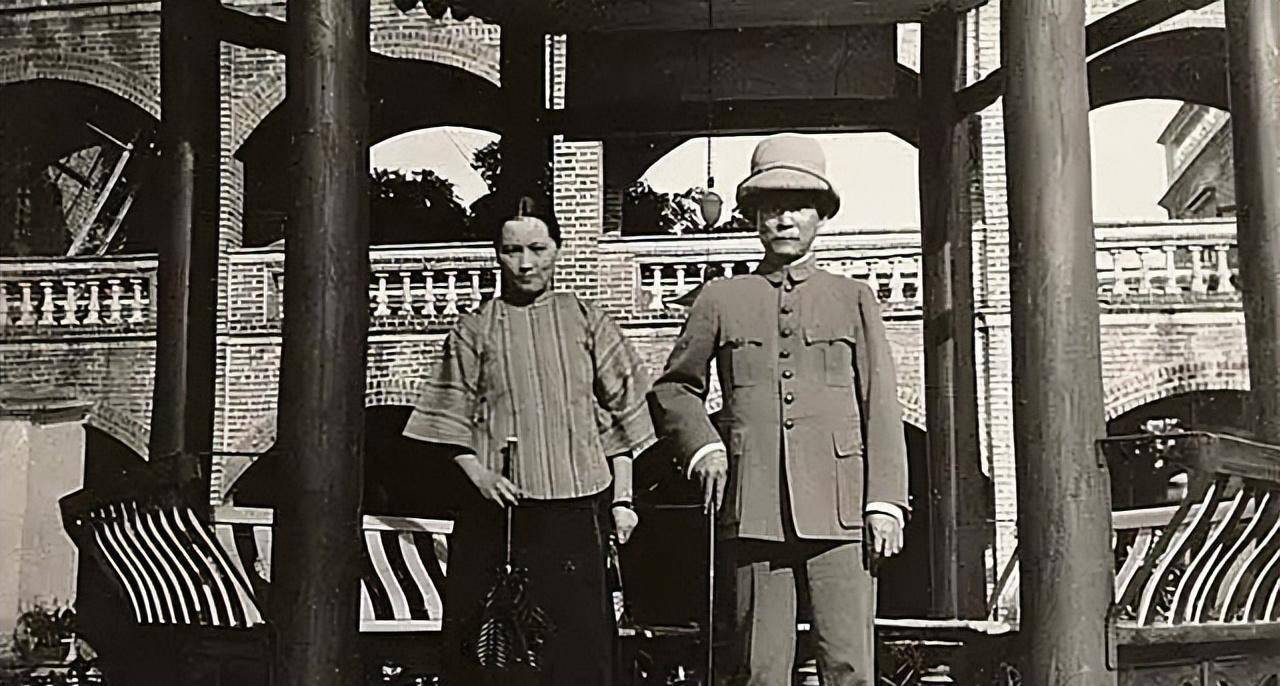 2003年,106岁的宋美龄在宋子文墓前哭诉:宋家人为何都葬在这里_孔祥熙