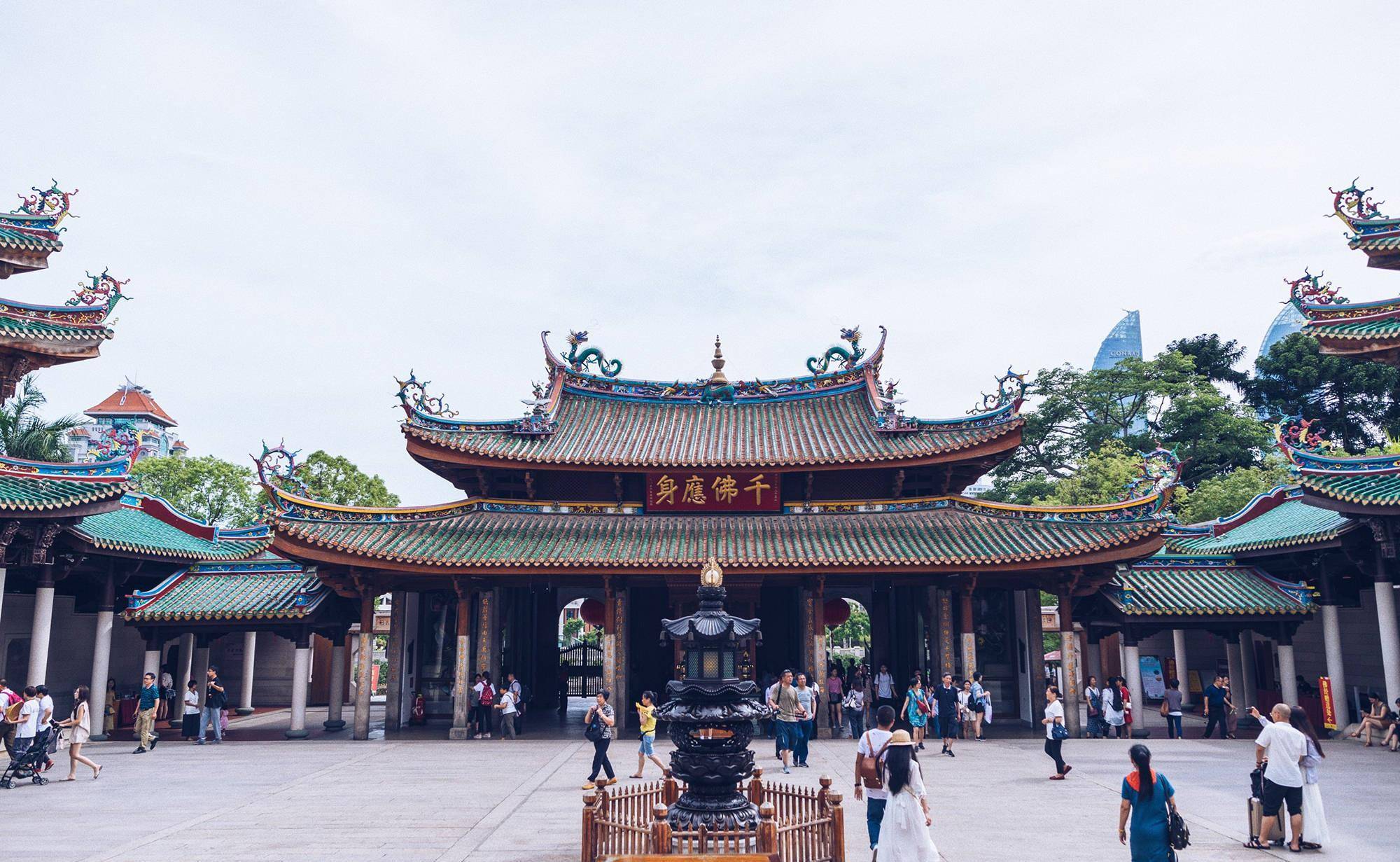 厦门南普陀寺，著名的闽南佛教胜地之一，门票免费且赠送一支香