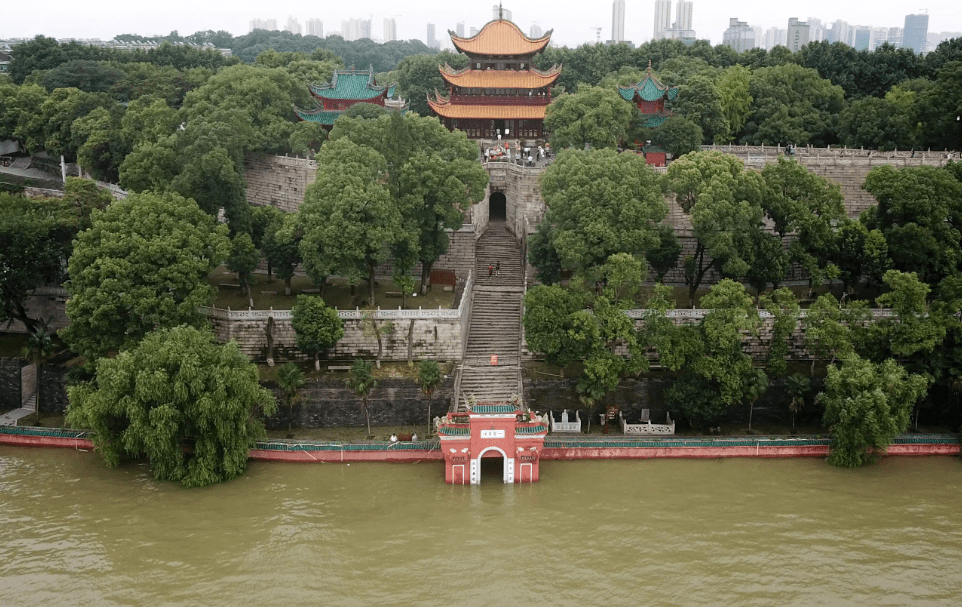 所以岳阳城虽然临湖而建,但历次大洪水都只淹到岳阳周边,老城区从来没