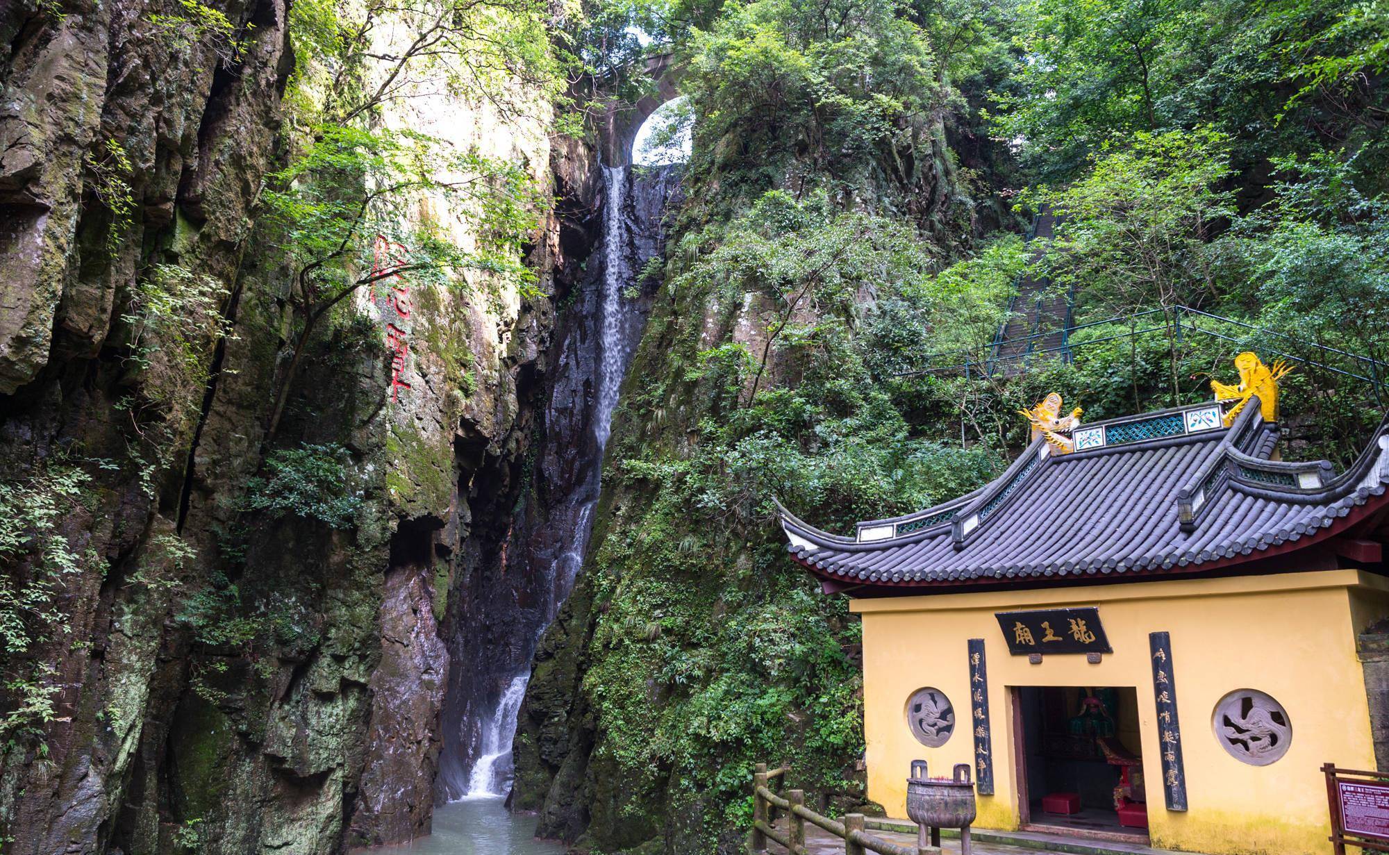 浙江宁波被忽略的5A景点，藏在大山中的3条瀑布，景美人还少