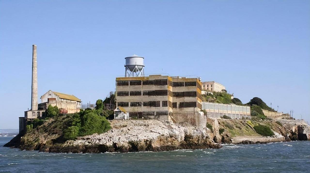 恶魔岛监狱，被认为绝不可能逃脱的监狱，却有三名罪犯成功越狱