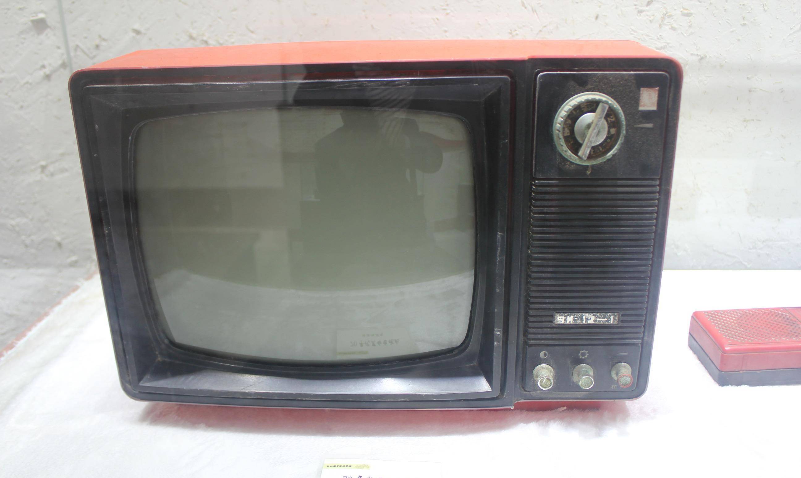 这是一台12英寸的黑白电视机,在上世纪的时候,谁家里有一台这种电视机
