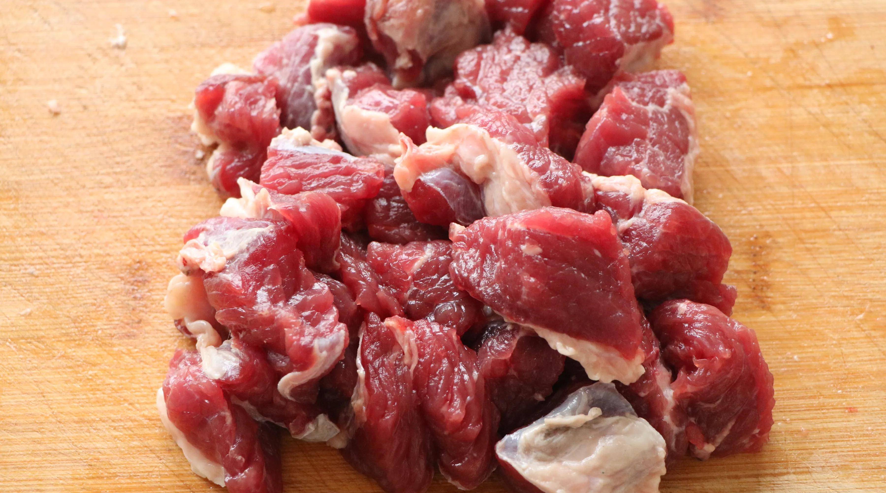 牛年必不可少的炖牛肉，软烂入味，汤汁也光光，新的一年牛气冲天