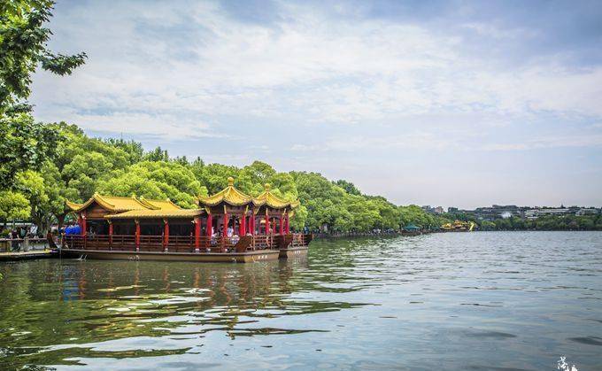 杭州西湖有一处公园群，1000多米就有6座公园，很多游客分不清楚