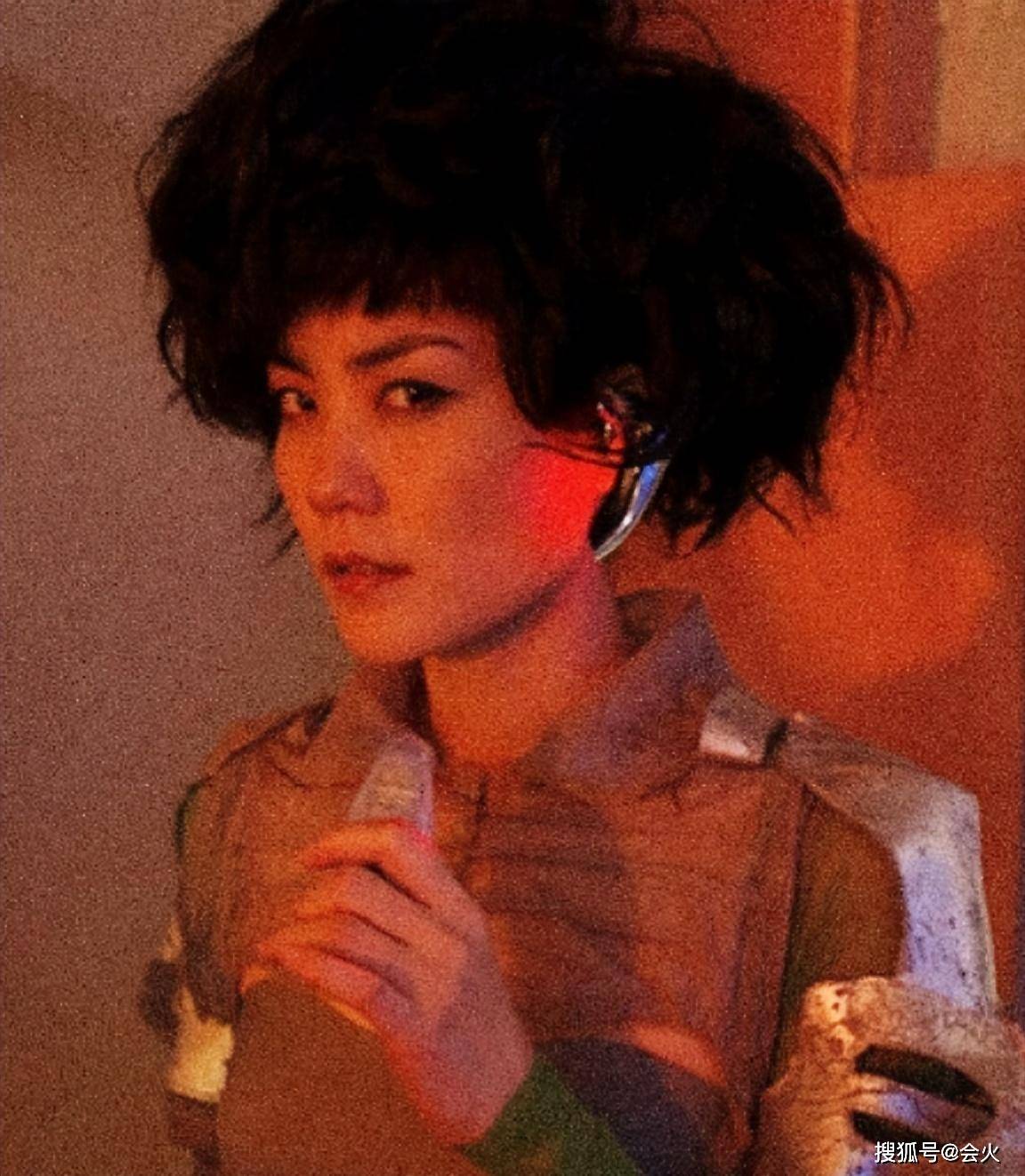 原创53岁王菲拍性感广告！穿抹胸裙躺地上曲线妙曼，眼神风情气场强大
