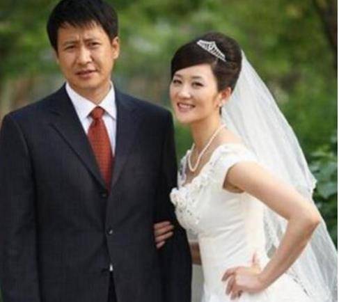 婚后王晓男选择退出娱乐圈,成为张国强背后的女人,两人在生活中互相