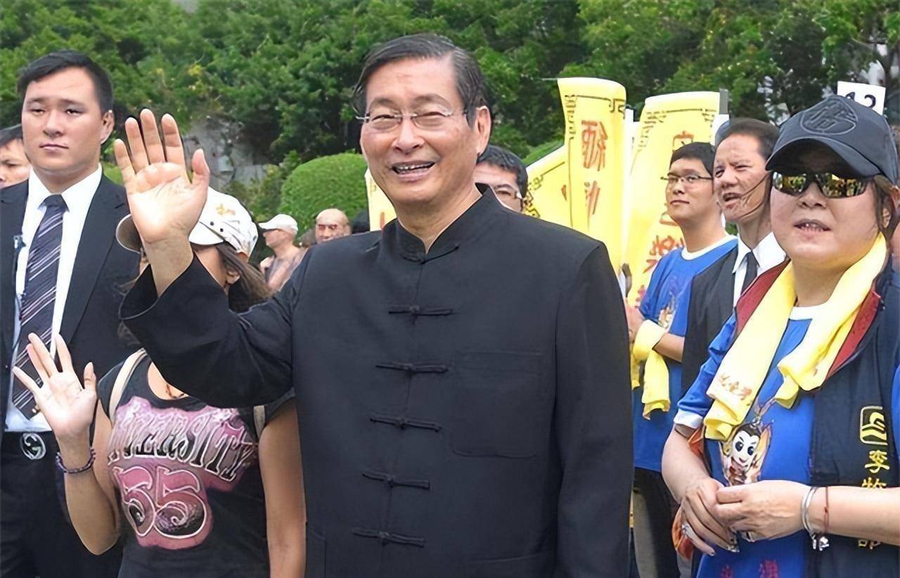 台湾黑帮大佬张安乐,扛五星红旗游行,唱"大中国"梦想祖国统一_陈启礼