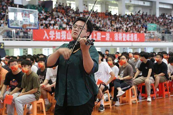 仰恩大学董事会董事长林惠女士,校党委书记何宏舟,代校长许总,常务副