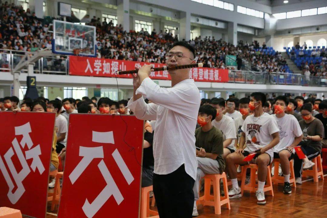 仰恩大学董事会董事长林惠女士,校党委书记何宏舟,代校长许总,常务副