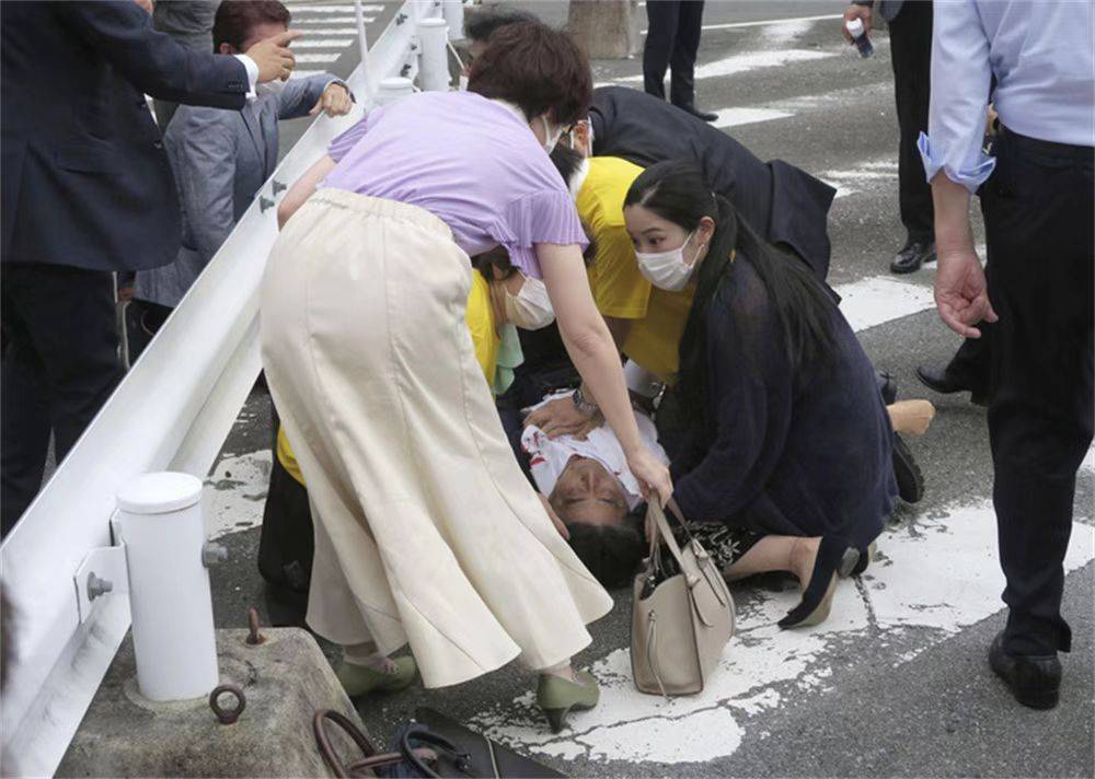 日本两位前首相表态拒绝出席安倍国葬，一男子自焚，现场发现反对为安倍晋三举行国葬文件
