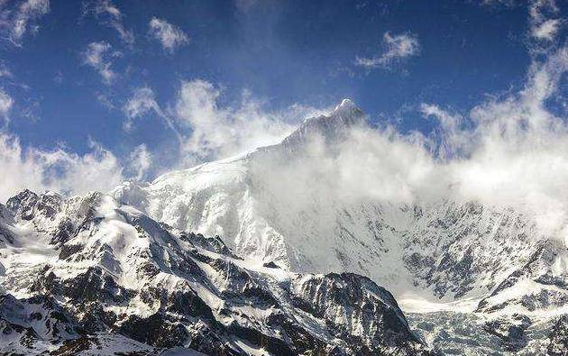 1990年，中日登山队攀登梅里雪山，藏民苦劝无果，17人离奇身亡