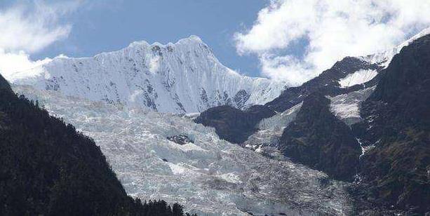 1990年，中日登山队攀登梅里雪山，藏民苦劝无果，17人离奇身亡