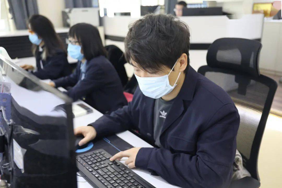 9月22日10时30分，段综合数据检测分析中心内，7名数据分析员运用6c系统一丝