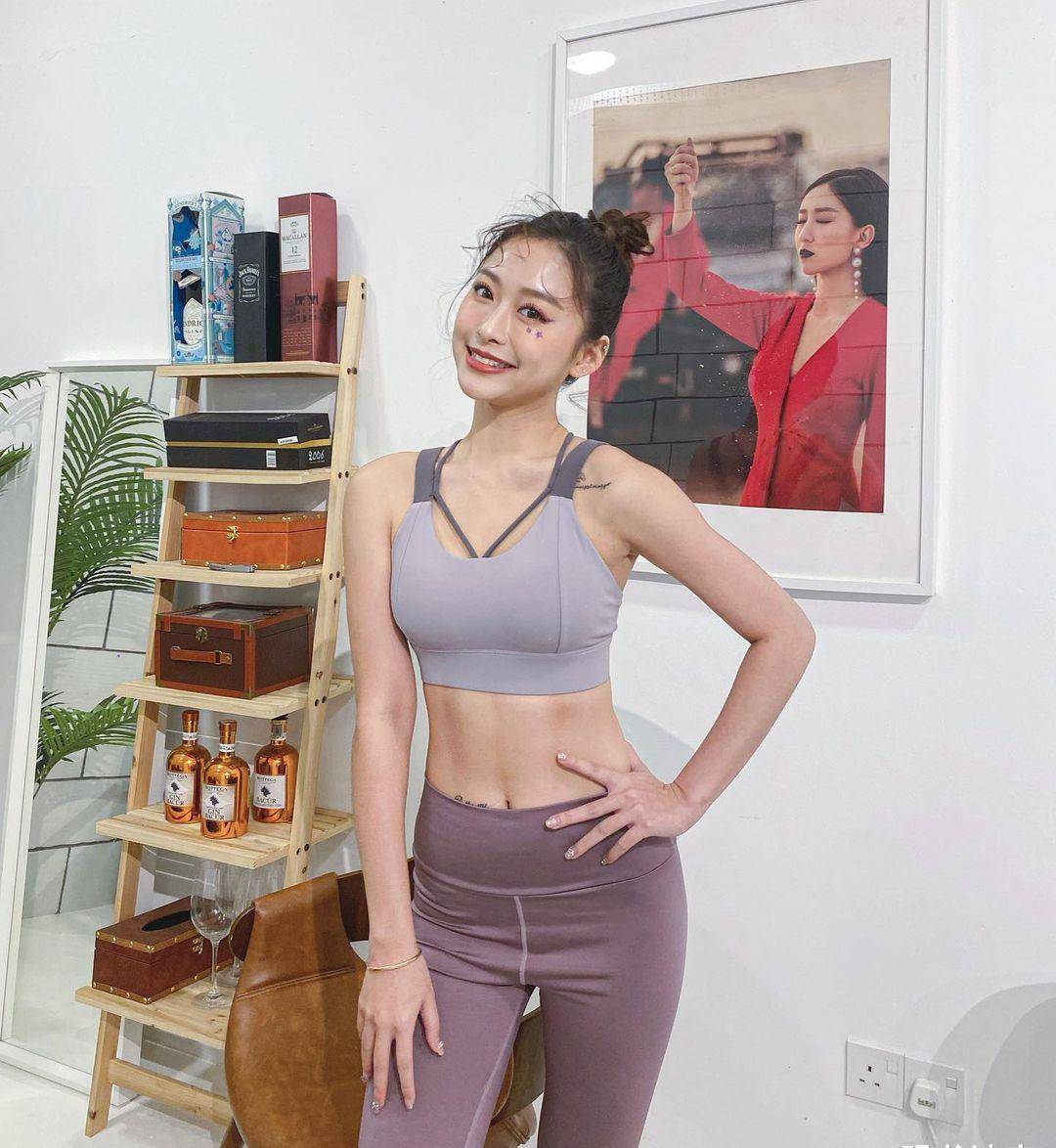 穿瑜伽服的美女不仅有着时尚的米乐M6 M6米乐身材而且可以做很多高难度动作(图18)