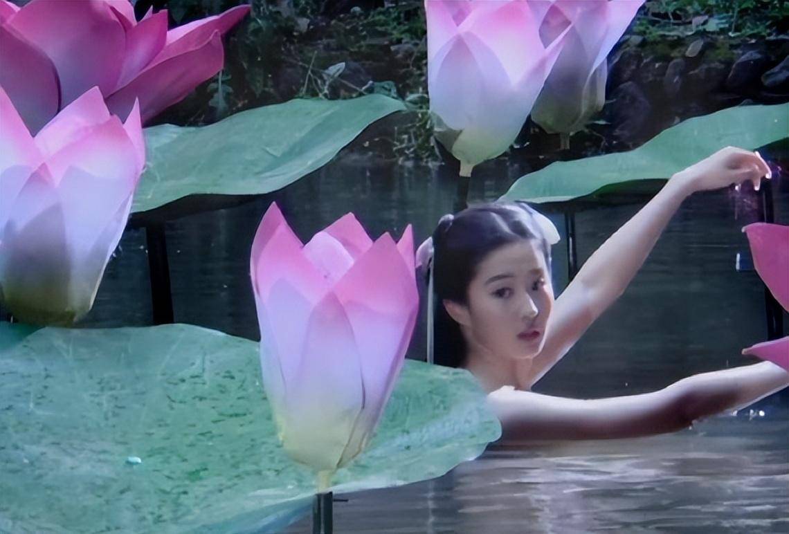 刘亦菲扮演的灵雎满是脏污在水中沐浴.水是浑浊的,人是蓬头垢面的.