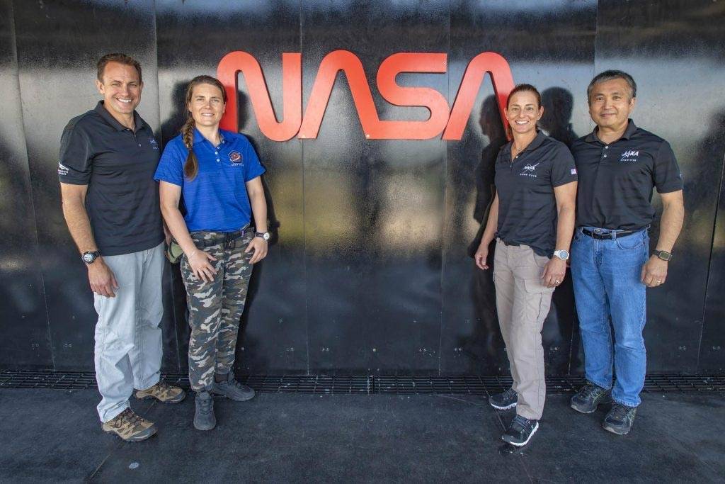 NASA的SpaceX Crew-5任务宇航员与龙飞船首次相会