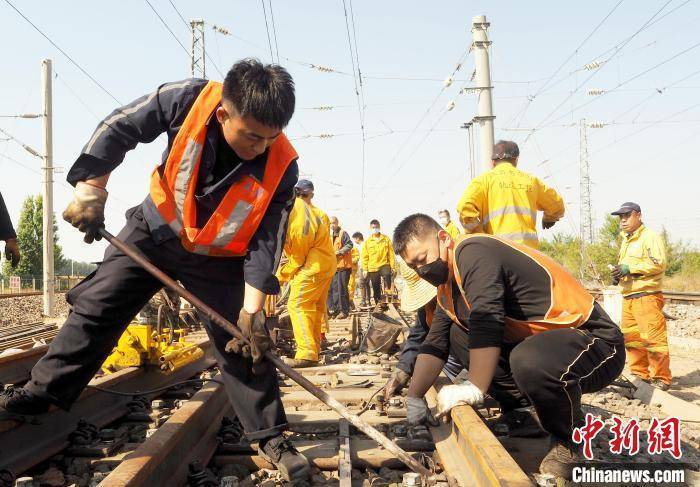 中国运煤专线大秦铁路秋季集中修2.9万人施工 为历年之最