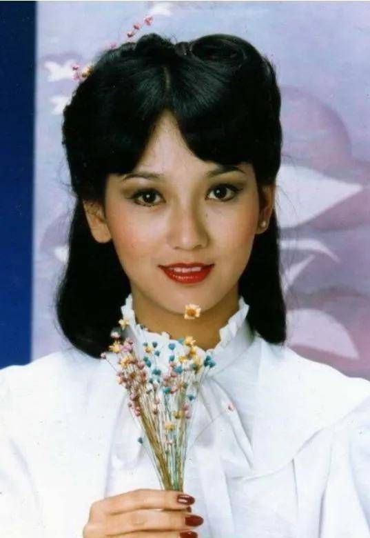 赵雅芝饰演"白娘子"时已经38岁了,你可知她17岁的样子