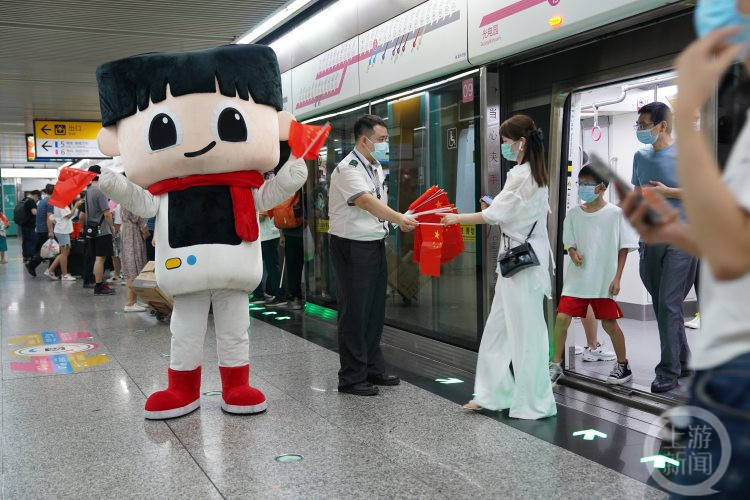 欢庆国庆！来重庆轨道站与吉祥物合影