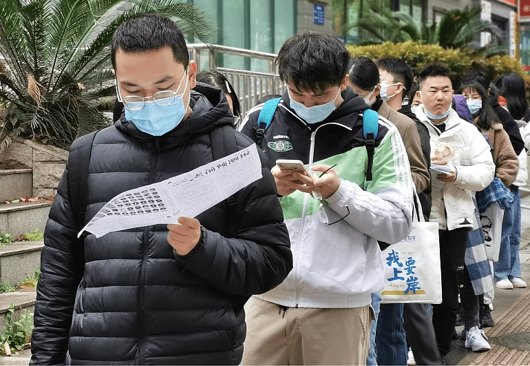 二本生回家考公务员，以为乡镇岗位能捡漏，却发现不乏985毕业生