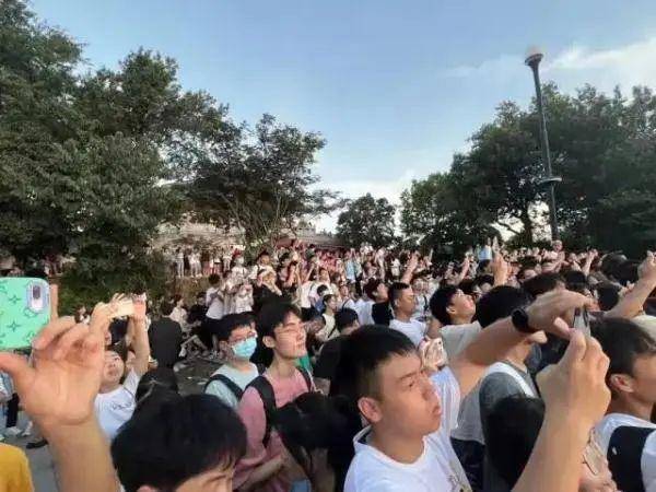 为一碗粉，去一座城？这些年轻人为何选择“反向出游”？