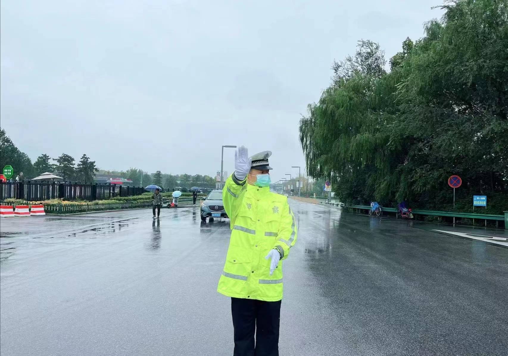 临潼区交警“雨”你同行