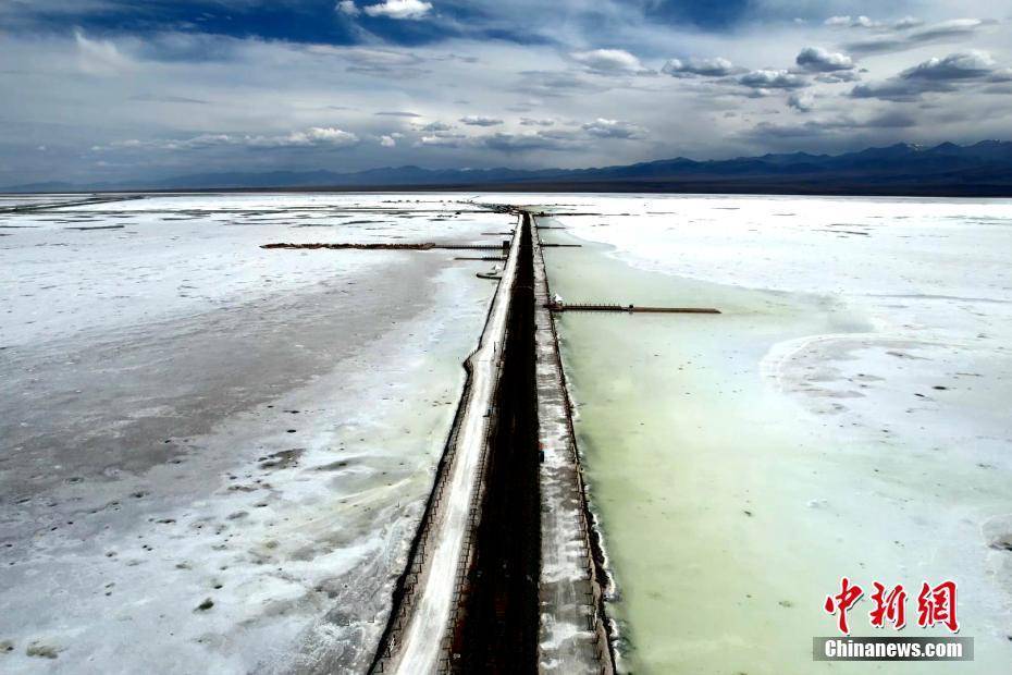 茶卡盐湖位于柴达木盆地的青海省海西蒙古族藏族自治州乌兰县