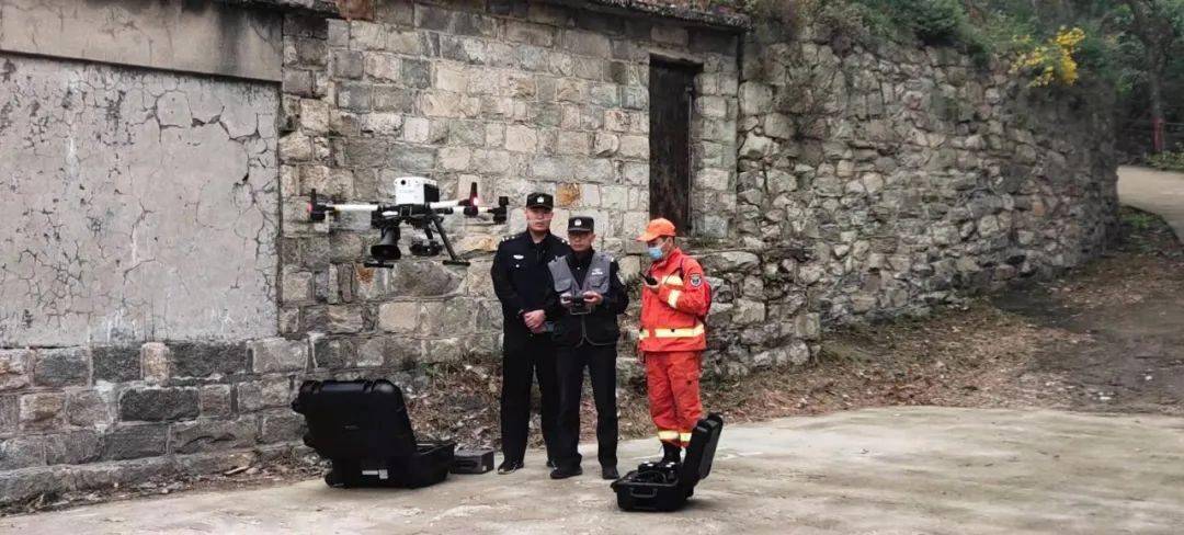蒙山公安发挥警航优势 利用无人机营救两名游客