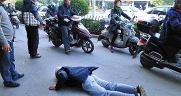 大学生录像后扶起倒地男子 被扶者妻子:可以理解_戴亚_情况_刘广玲
