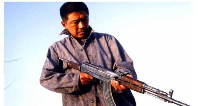 2000年,丁勇岱饰演"白宝山"走红,坐火车差点被警察当成罪犯_演技_电影