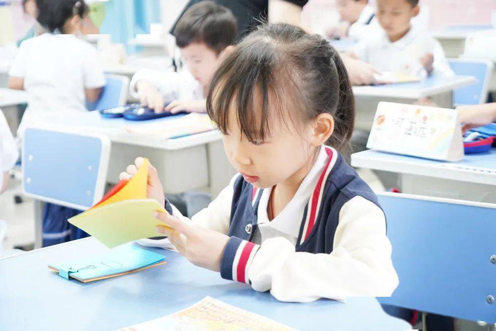 你能想象出小学一年级新生的一天怎么过吗？