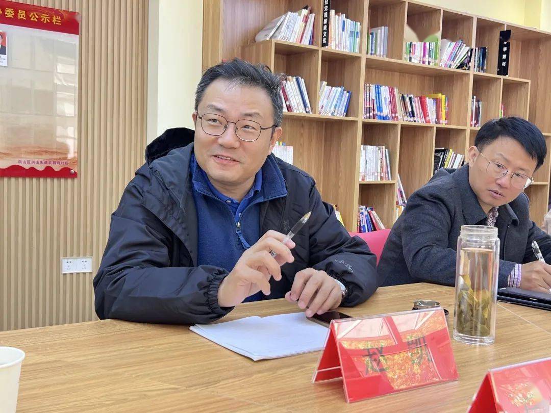 洪山区政协委员代表丁继明表示"小区地下车库电瓶车
