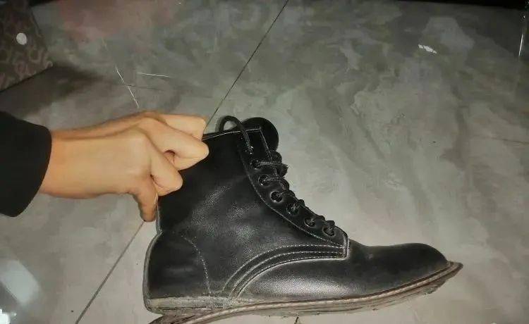 太原一90网格员鞋底掉了一层皮,以至右脚鞋底都磨破了,还在巡视! 太原一90网格员鞋底掉了一层皮,以至右脚鞋底都磨破了,还在巡视!