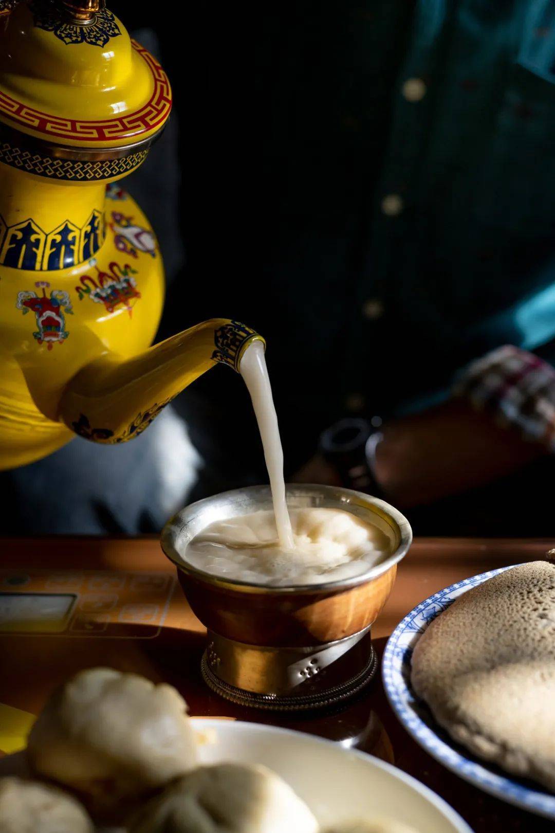 这些"四川边茶"在游牧民族地区被做成奶茶,酥油茶,成为了当地人民的