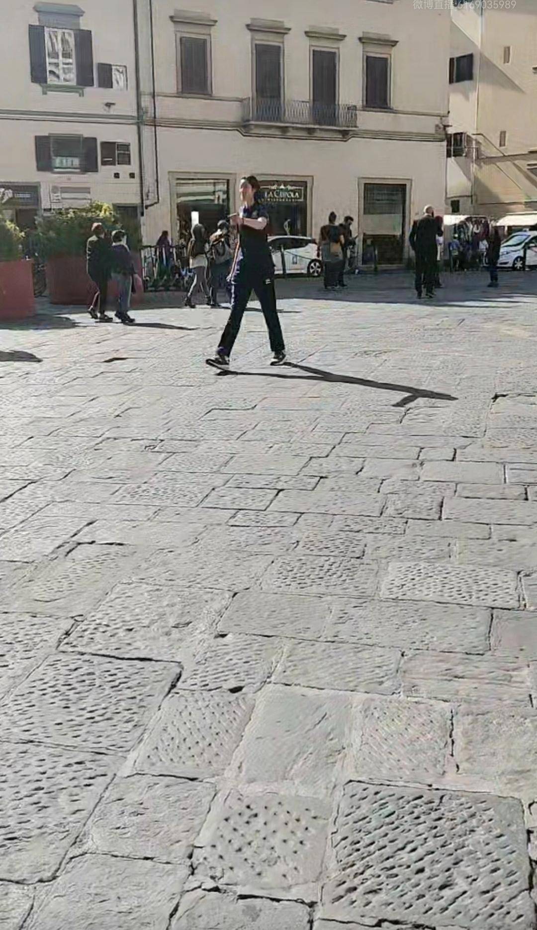 朱婷拿手机，在佛罗伦萨教堂拍照！中国球迷有了新主队：斯坎迪奇