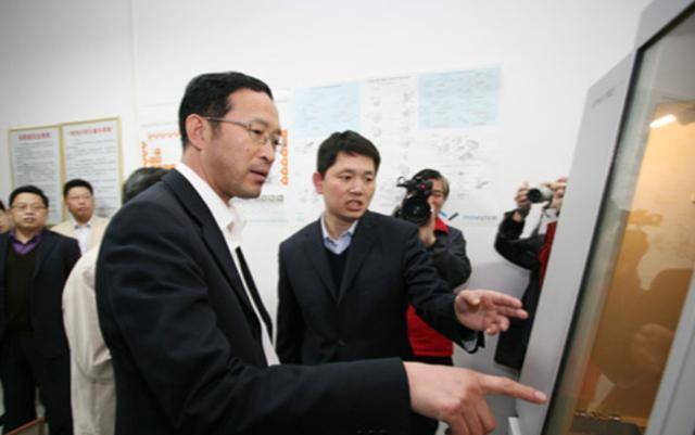 陈章良的所有事情都是亲力亲为,就连细菌培养箱都是他亲自用平板车拉