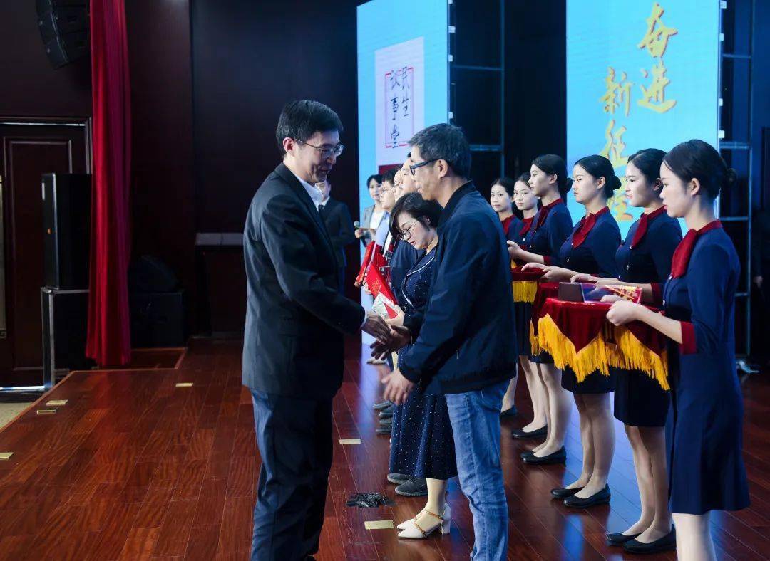 衢州市政协秘书长毛卓战为典型案例三等奖获得单