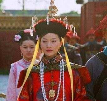 孝昭皇后的妹妹平妃的成就真不如孝诚皇后的妹妹温僖贵妃.