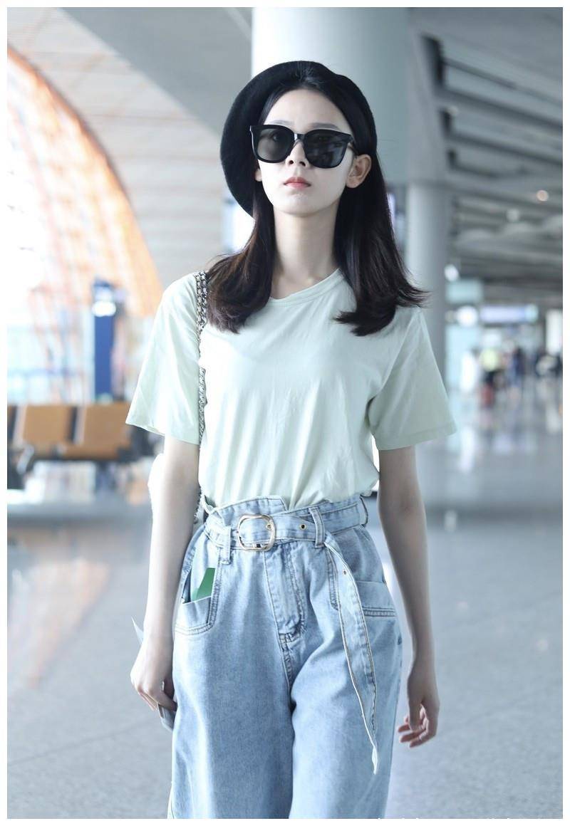 原創(chuàng)
陳瑤走簡約冷淡路線了,米色T恤顯清純,紙袋褲立體感強還顯高 第2張 原創(chuàng)
陳瑤走簡約冷淡路線了,米色T恤顯清純,紙袋褲立體感強還顯高 第2張