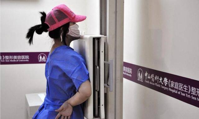 红粉宝宝16岁开始整容，花百万整容200多次，如今现状太过悲惨