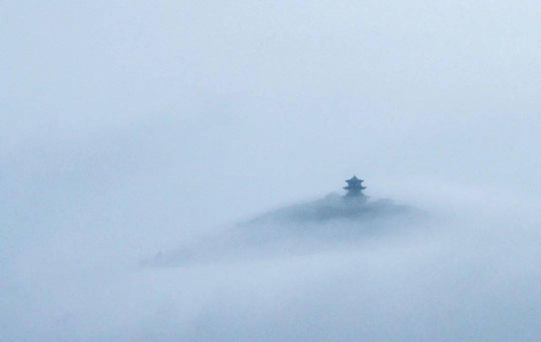 缥缈一词天生属于它缥缥缈缈,似仙山隔云海山峰隐于云雾之中它也是