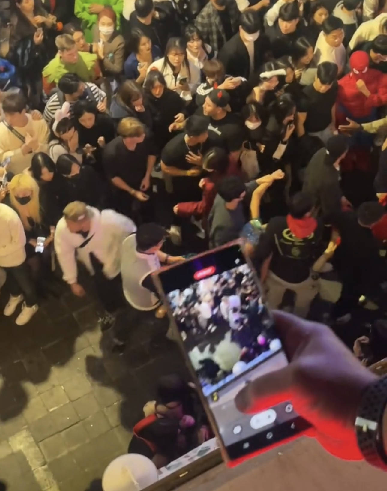 亲历者讲述韩国梨泰院踩踏事故：第一次在人群里感受到呼吸困难